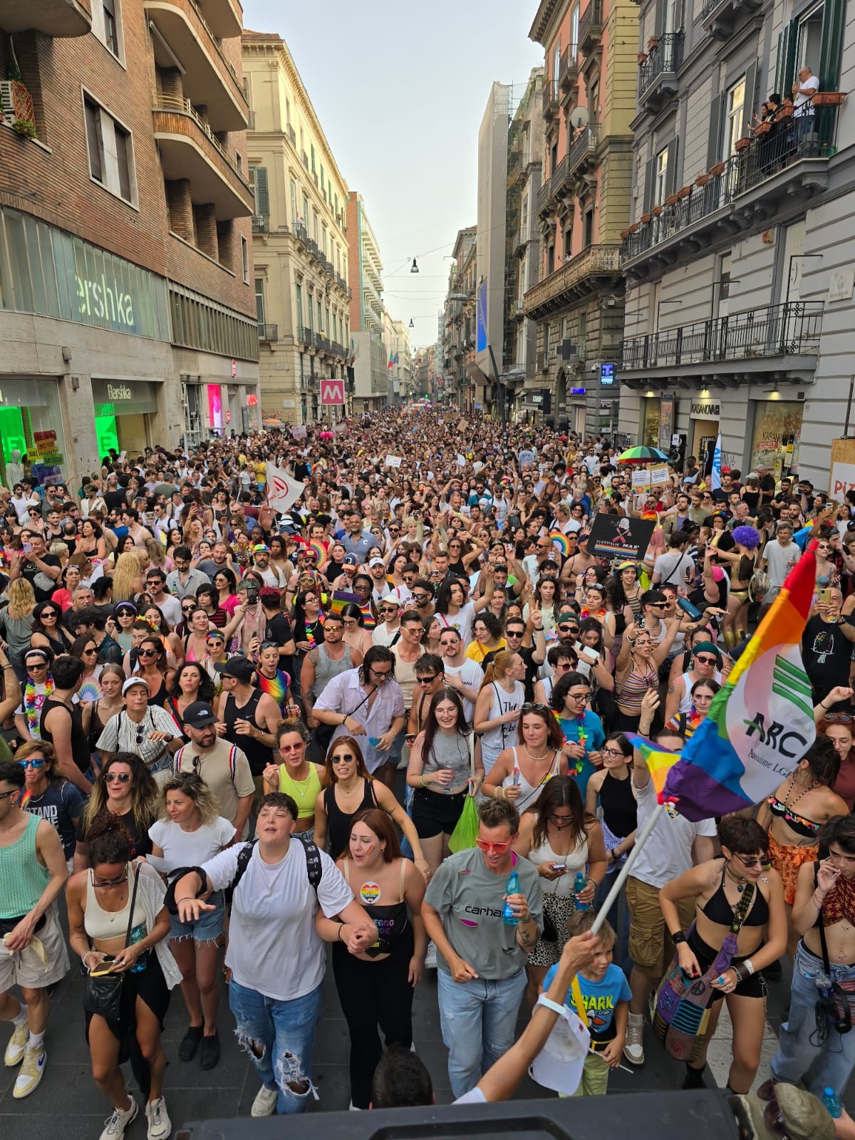 Arci Mediterraneo al Napoli Pride con Schlein e Conte: “Matrimonio egualitario subito. Felici di essere con Manfredi”