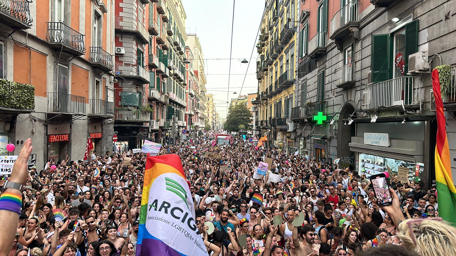 Arci Mediterraneo sfila al corteo del Napoli Pride. E’ un successo senza precedenti, oltre 200mila persone