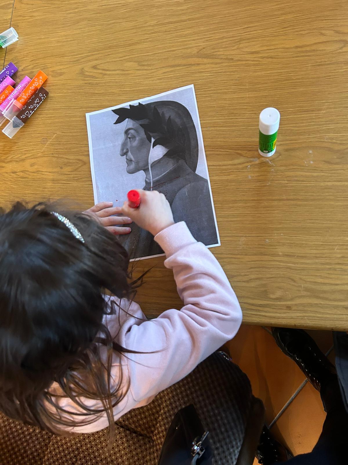 “Giovani in Biblioteca”. Ripartono i laboratori su Dante: pomeriggi tra studio e cartelloni a tema