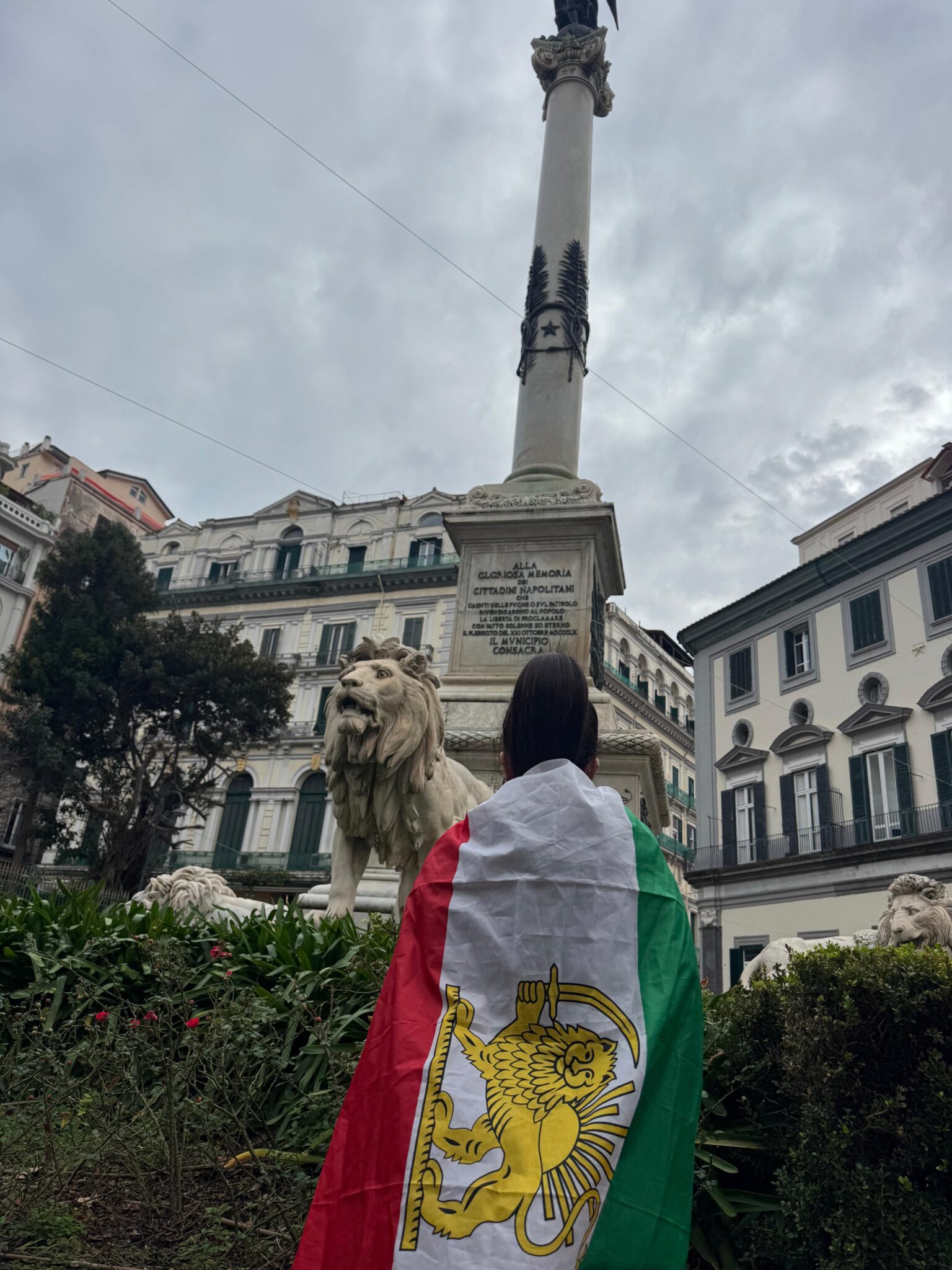 “I nostri diritti non hanno confini”: piazza dei Martiri a Napoli diventa  un unico anello per l’Iran libero